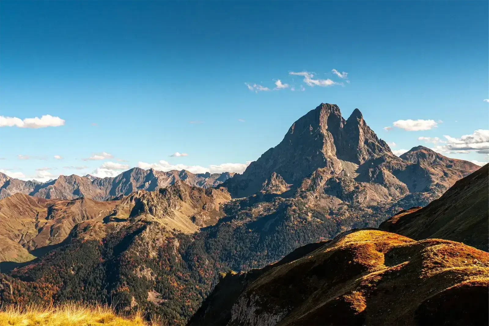 Pic du Midi d’Ossau éclairé par la lumière rasante du matin