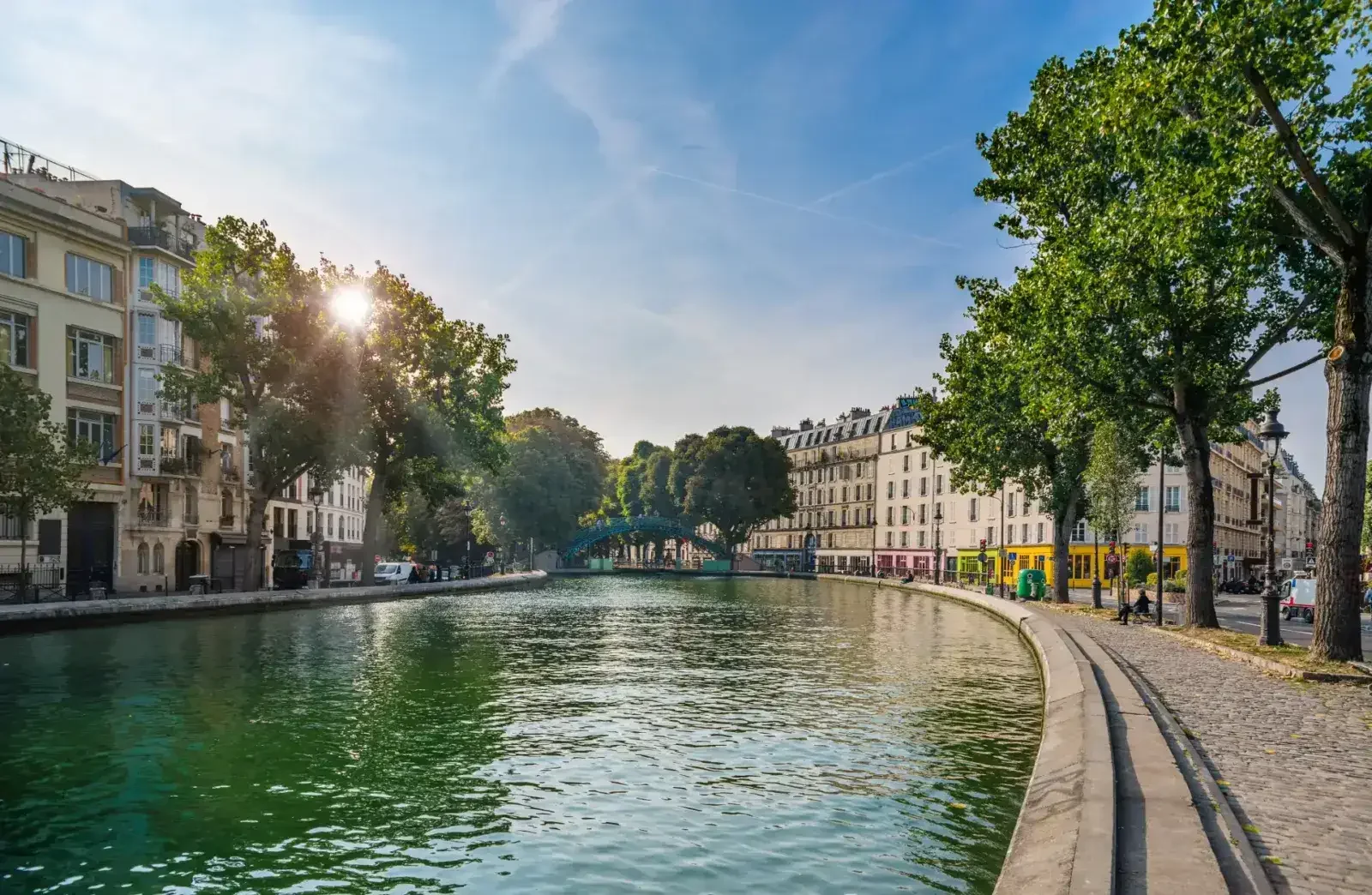Canal Saint-Martin à Paris, bordé d’arbres et d’immeubles haussmanniens